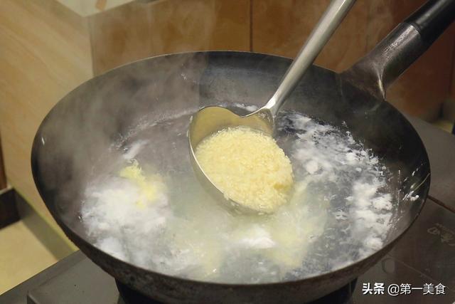 酒糟鸡蛋的做法，酒糟煮鸡蛋的做法（出锅个个完整）