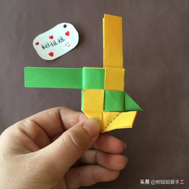 无敌回旋飞镖简单，折超级简单的回旋飞镖（正方形牙签陀螺与回旋飞镖牙签陀螺的折法）