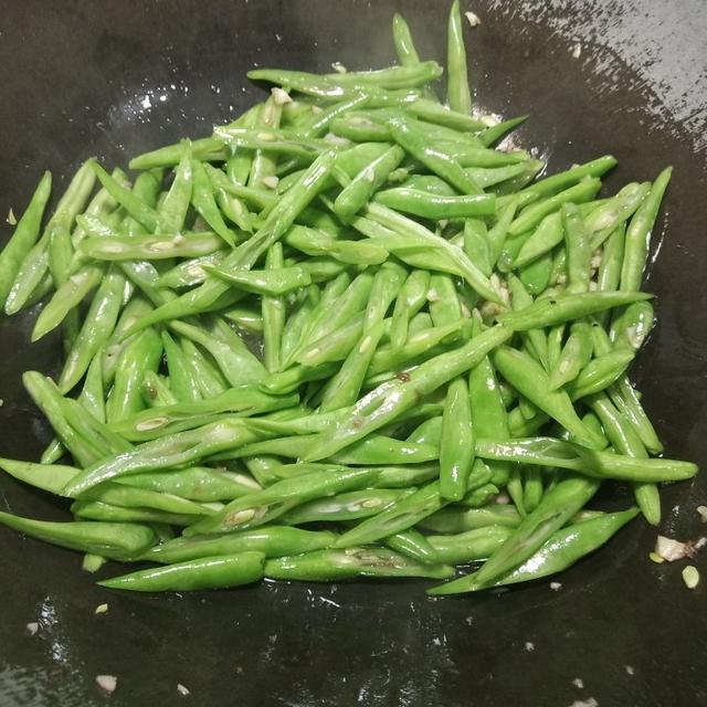 牛肉四季豆怎么炒好吃，就只恨饭煮得太少了