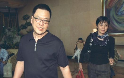 张艾嘉儿子王令尘庆生，与超模游天翼相拥秀恩爱，热恋四年很甜蜜