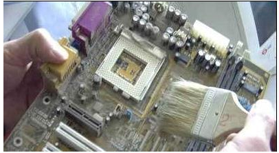 电脑不能启动电源风扇都不转，电脑无法开机风扇不转（电脑主机启动不了怎么解决）