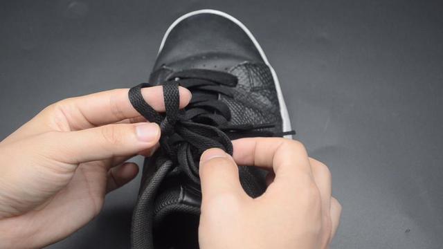 怎么系蝴蝶结，怎么打蝴蝶结简单方法（教你一招双蝴蝶结鞋带系法）