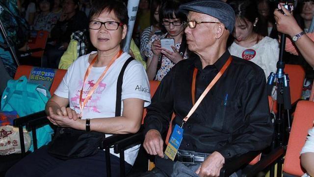 钟汉良一家三口照片，钟汉良个人资料档案（原生家庭对孩子成长的影响）