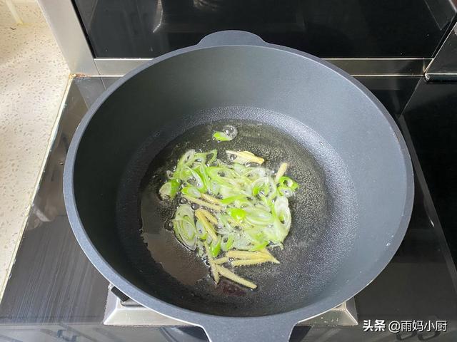 小白嘴山药怎么吃，小白嘴山药怎么吃最好（冬季家常养生菜小炒山药片）