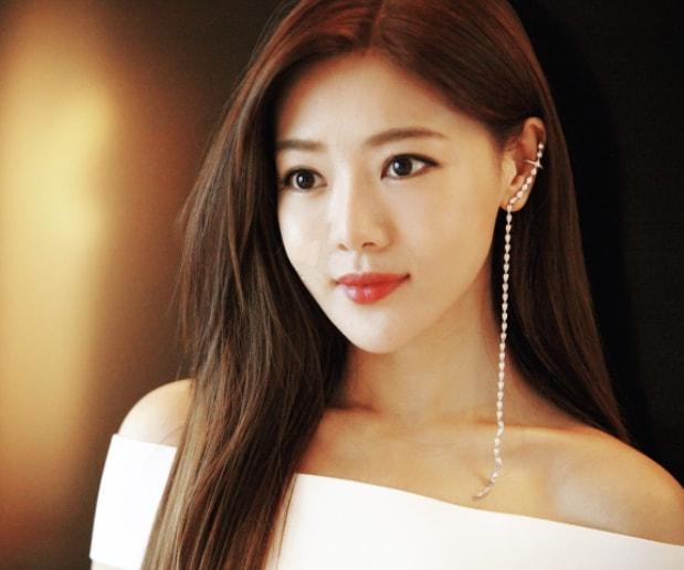 唐悠悠的扮演者，邓家佳（婚姻失败出道19年不火）