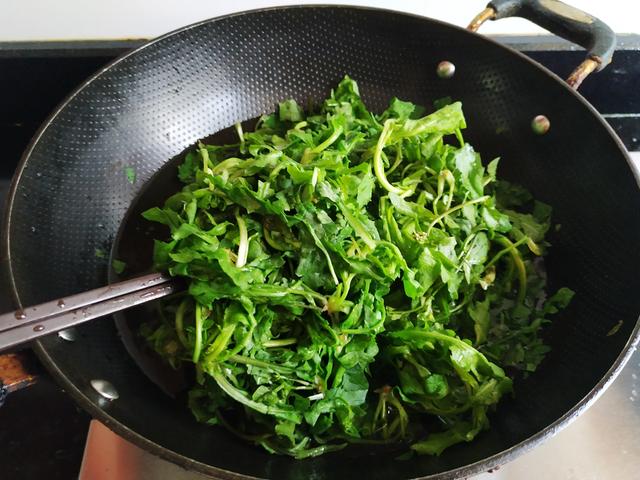 荠菜猪肉馅馄饨怎么调好吃，在我们家，但凡想不出要吃什么