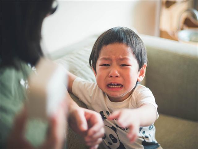 3岁宝宝一不顺心就发脾气，孩子这三种情况可能是抑郁了（4招有效应对爱发脾气的宝宝）