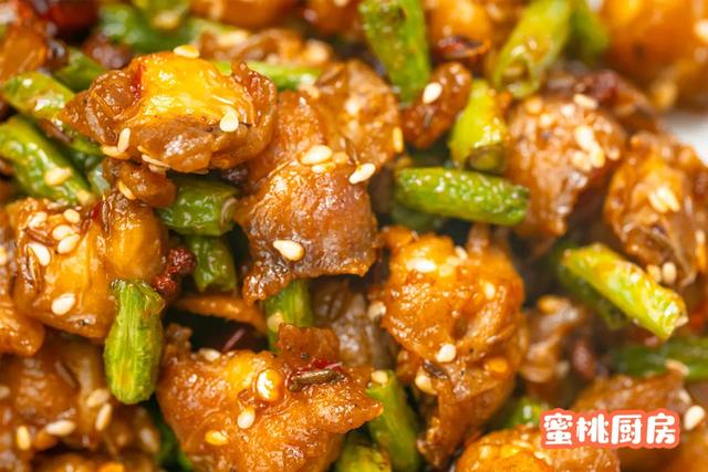 掌中宝是鸡的哪个部位图解，掌中宝是鸡的哪个部位（鸡身上的“黄金部位”）