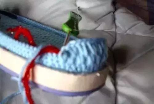 怎么钩毛线拖鞋，学钩毛线拖鞋视频教程（钩针编织的蝴蝶图案的棉拖鞋）