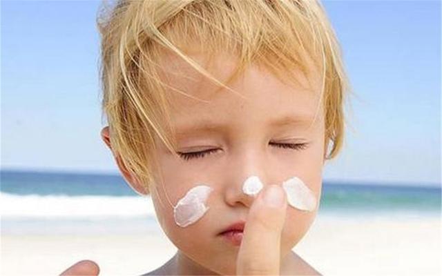 防晒乳和防晒霜哪个防晒效果好，防晒乳液和防晒霜的区别是什么（防晒乳和防晒霜有何区别）