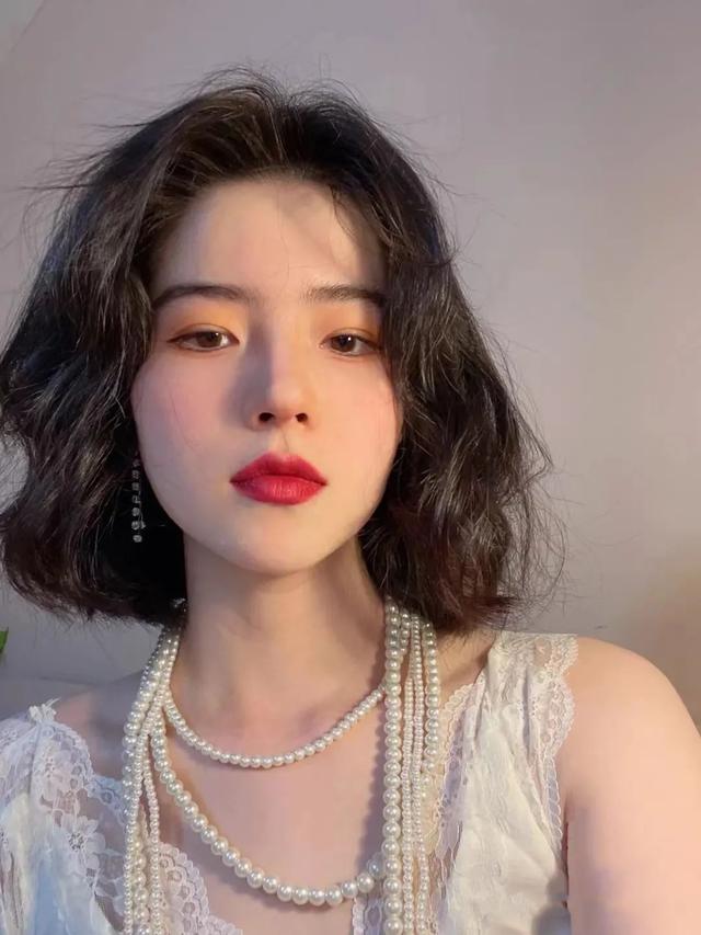 什么发型显脸小显年轻，适合瘦脸的发型（简单易打理的4款发型）