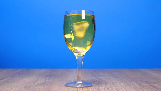 1升豆油等于多少斤，1升食用油等于多少斤油（放入油中的冰块上浮还是下沉）