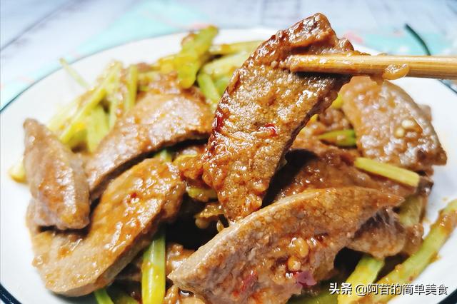 芹菜炒猪肝的做法，炒猪肝芹菜家常做法（家庭版的芹菜炒猪肝）