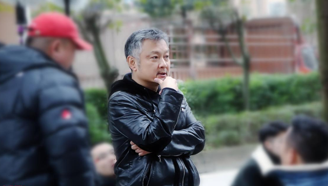 2,57岁"贾宝玉"近照曝光,不做演员当导演,24岁女儿也进娱乐圈?