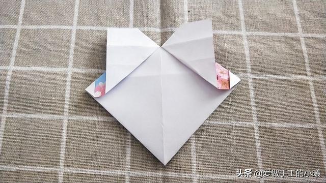 最简单的雨伞折纸方法图解，折纸教程：带爱心的小花伞