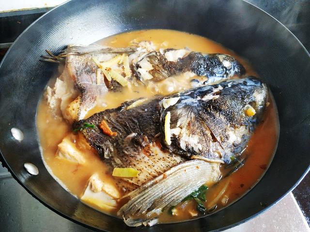 家常胖头鱼炖豆腐，豆腐和鱼是绝佳搭档