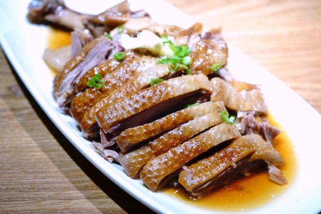 辣酱板鸭怎么做，麻辣酱板鸭的做法（<附特制香料水的调配及自制卤汤熬制>）