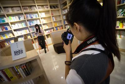 微商代理怎么挣钱，微商代理如何做才赚钱（天天美食旅游的人挣了多少钱）