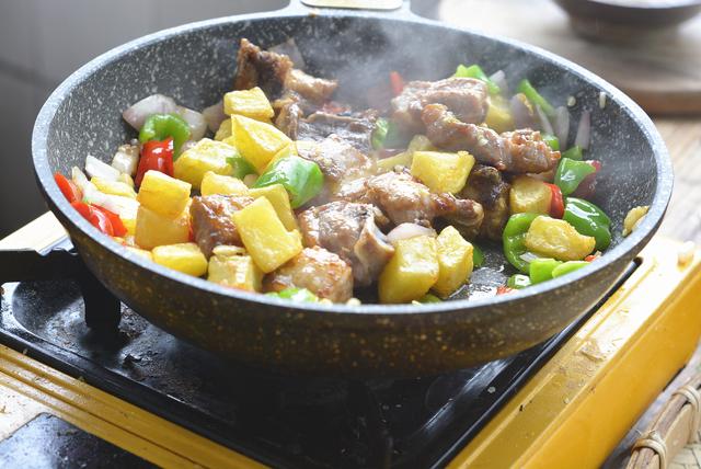 中餐厅干烧鱼的做法，干烧鱼怎么做法（王俊凯做的最认真的一道菜）