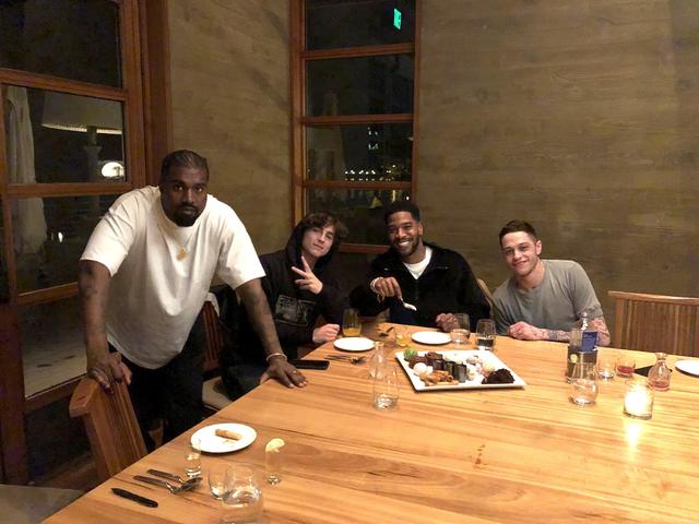 欧美闺蜜头像微信，欧美闺蜜头像（卡戴珊与小13岁男伴甜蜜牵手）