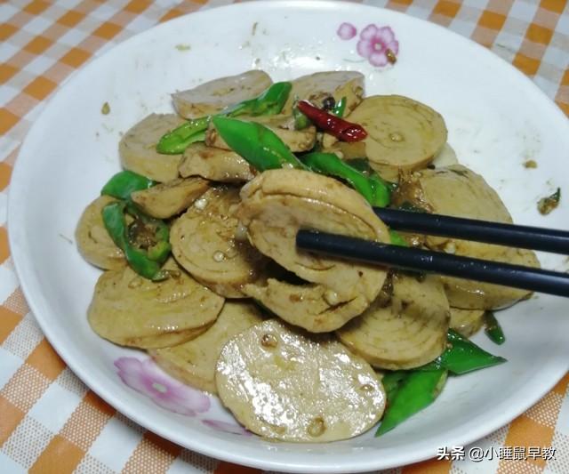 青椒炒素鸡的家常做法，青椒鸡怎么炒好吃家常做法（家常青椒炒素鸡）