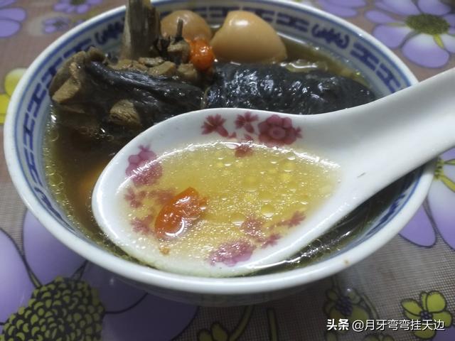 怎样炖乌鸡汤好喝，清炖乌鸡汤怎么炖好喝又营养（汤色清亮补而不燥）