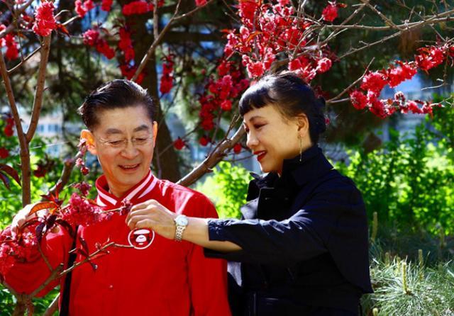 六小龄童女儿29岁还未嫁人，照片晒出后，网友：这谁敢娶？