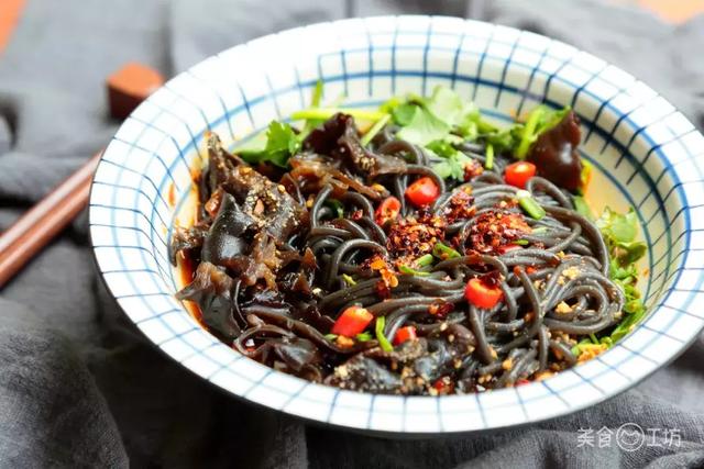 孕妇能吃蕨根粉吗，蕨根粉什么人不能吃（这一碗销魂粉，调好料汁很重要）