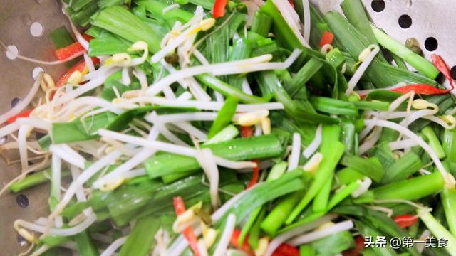 粉丝炒韭菜怎么炒，粉丝炒韭菜怎么炒好吃窍门（厨师长分享家常韭菜炒粉丝做法）