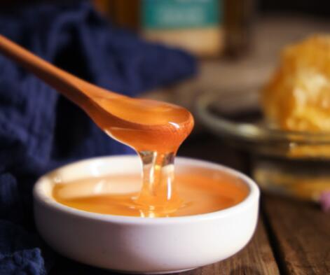 蜂蜜时间长了有白色沉淀是怎么回事，蜂蜜放久了有很多白色沉淀（蜂蜜水里有白色絮状物）