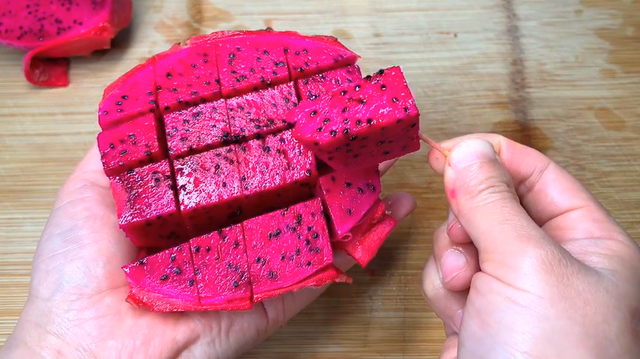 火龙果怎么切,火龙果怎么切好看摆盘不带皮(才知道"最完美"打开方法)