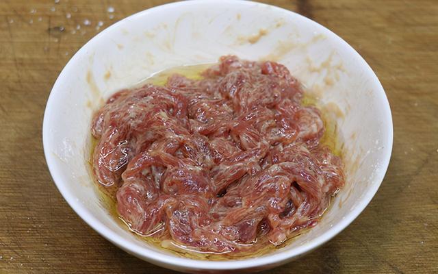 炒牛肉片怎么炒好吃又嫩，大蒜炒牛肉片怎么炒好吃又嫩（农家清炒牛肉丝）