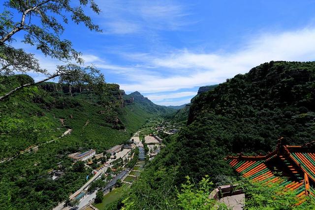 僧、尼、道共居一山修行  承德丰宁白云古洞景区，僧、尼、道共居一山修行（有一桥飞架两山之间的千年古刹）