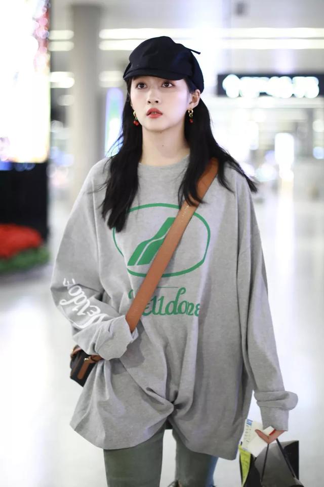 黑色帽子搭配，黑色帽子搭配浅色衣服（吴谨言的效果，差异不是一般大）