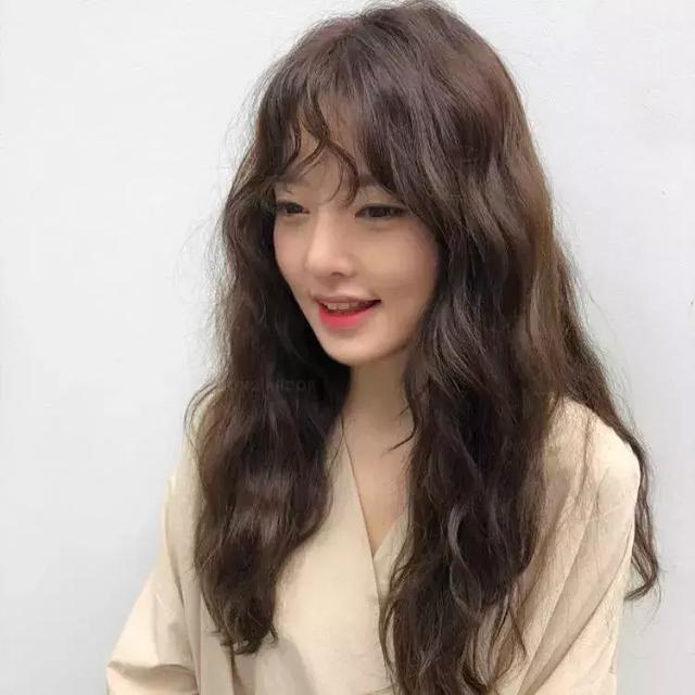 日常烫刘海教程，烫刘海怎么打理（试试最火的“刘海烫”吧）