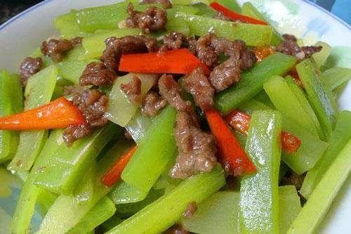 怎样做莴苣胡萝卜炒牛肉，莴笋和它一起炒是绝配
