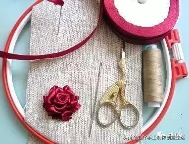 丝带玫瑰花教程，漂亮的丝带玫瑰蝴蝶结发卡（缝制精致好看的玫瑰丝带绣）