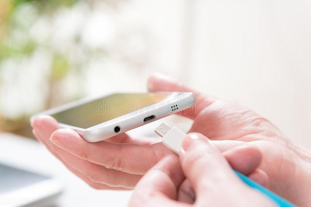 手机充电慢怎么回事，手机充电慢怎么解决（手机充电总是慢人一步）