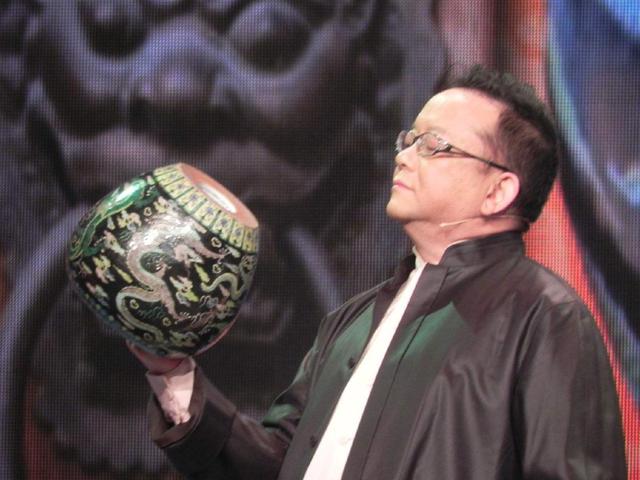 和珅扮演者是谁，和珅的扮演者（演了300多集的和珅）