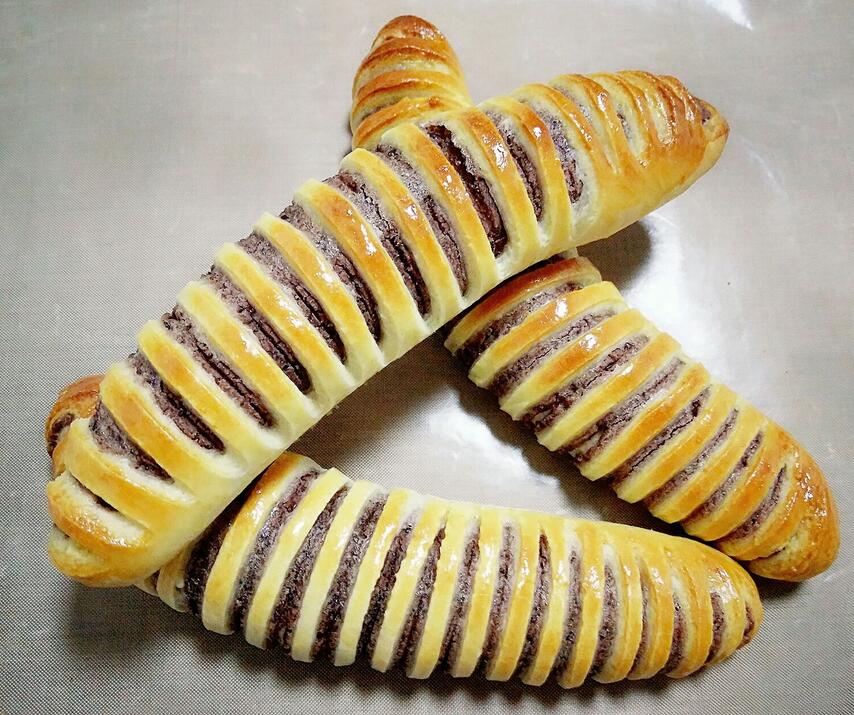 【豆沙毛毛虫面包】做法步骤图 面包皮薄馅足 特别的香甜好吃-起舞食谱网