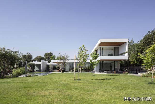 别墅窗帘如何挑选，别墅窗帘如何挑选尺寸（拉开窗帘就能欣赏风景的L型豪宅）