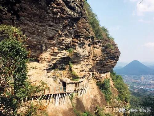 横店附近的旅游景点，横店周边景点（浙江省横店镇有哪些景点）