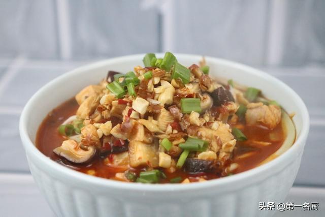 香菇鸡肉面的做法，1把面条1块鸡肉3颗香菇