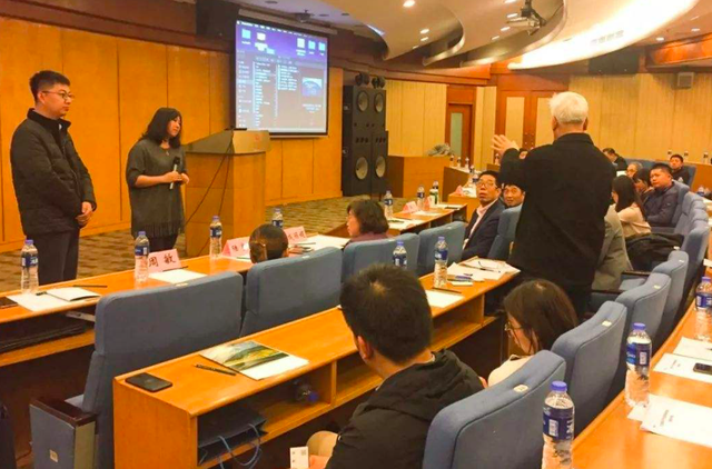 银行卡金卡和普通卡的区别，银行金卡和普卡的区别（为何去银行办理业务时）