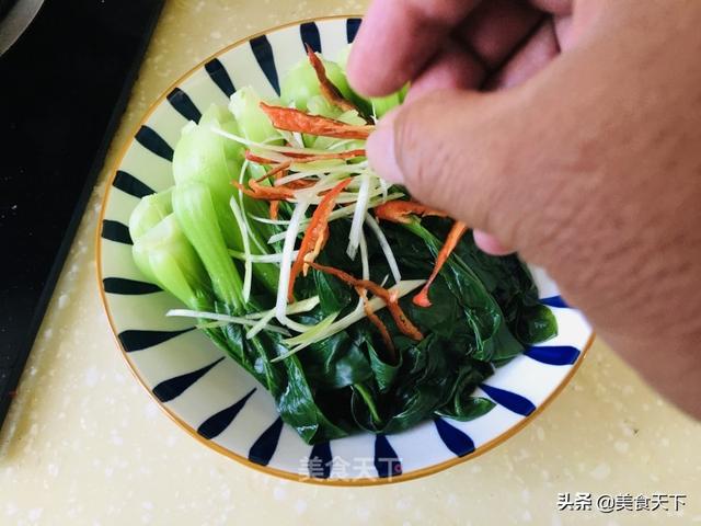 小油菜怎么炒才好吃，小油菜怎么样炒着翠绿（堪比五星饭店大厨哦）