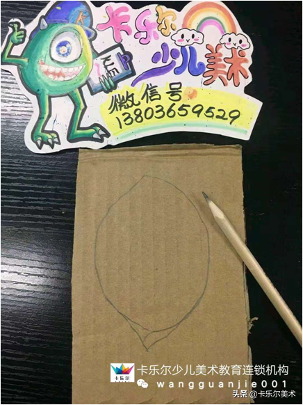 如何用叶子做恐龙，用树叶恐龙怎么制作方法（创意美术《小恐龙》）