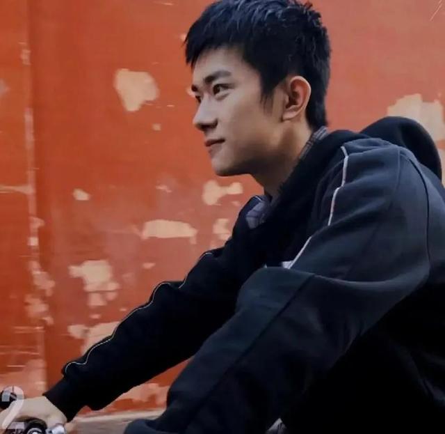 易烊千玺的星座，易烊千玺星座头像微信（收集近期绝绝子的易烊千玺头像）