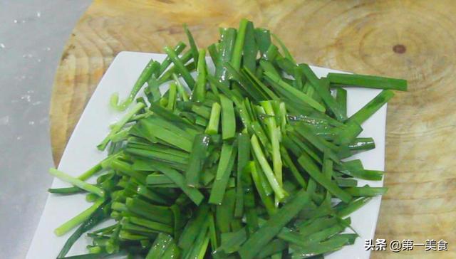 韭菜炒千张丝怎么炒，韭菜花炒千张肉丝（厨师长教你用韭菜凉拌千张）