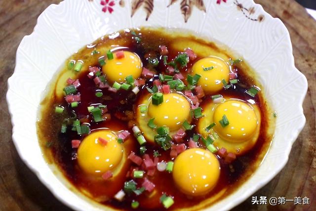 荷包蛋，荷包蛋的正确做法视频（鸡蛋往盘子里一打图片）