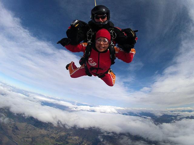 中国哪里可以跳伞多少钱，国内哪里有跳伞的地方多少钱（国内跳伞，跳伞的费用有哪些呢）